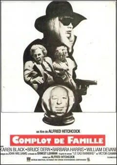 Spcialiste de l'humour noir, Alfred Hitchcock en a fait notamment preuve pour son apparition dans son dernier film  Complot de famille . Quelle est cette apparition ?