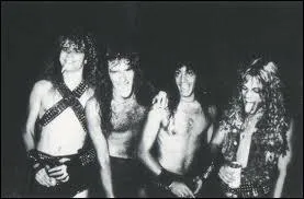 A quel groupe la chanson  Caught in a Mosh  appartient-elle ?