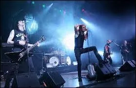 A laquelle de ces formations doit-on le morceau  Into the Pit  ?