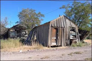Lorsque des milliers de lettres envahissent sa maison, l'oncle Vernon prend la fuite et emmne sa famille dans un htel situ  ...