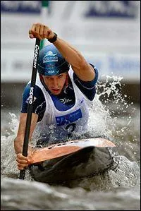 Cano-kayak. Auteur d'un slalom parfait en 97 secondes et 6 centimes, Tony Estanguet remporte la mdaille d'or aux Jeux olympiques de Londres en 2012. Il colle 1 seconde et 3 centimes  l'allemand Tasiadis, et 1 seconde et 25 centimes  son grand rival, le slovaque Martikn.  son palmars, combien de mdailles d'or olympiques le Franais compte-t-il ?