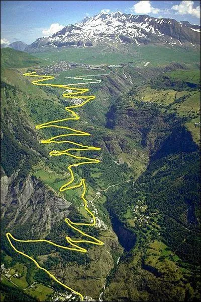 Cyclisme. 1090 m de dnivel, ascension de 13, 8 km avec des pentes  7, 9% de moyenne, et 21 virages. L'ascension de l'Alpe-d'Huez est trs souvent le thtre de fins d'tapes du Tour de France. En 28 arrives  ce sommet, seuls 3 Franais l'ont remporte. Bernard Hinault en 1986 fut le premier. 25 ans aprs, il est imit par Pierre Rolland. Lors de l'dition 2013, 100e du nom, qui y triompha ?