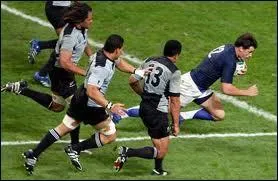 Rugby. En 2007, la France partage l'organisation de la Coupe du Monde avec le pays de Galles et l'cosse. Ce Mondial sera remport par l'Afrique du Sud face  l'Angleterre, tenante du titre, au terme d'un match pre (15-6). Dans son quart de finale, l'quipe de France, qui sera ensuite sortie par ces mmes anglais 14  9, a livr un match dantesque face  l'ogre no-zlandais. Quel fut le score ?