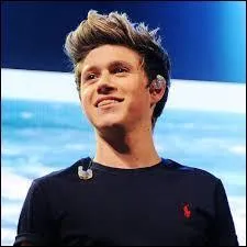 Lorsque Niall est nerveux  cause d'une fille que fait-il ?