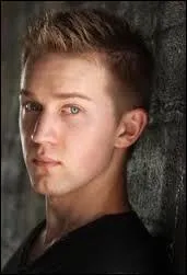 Comment s'appelle cet acteur de Disney Channel ?