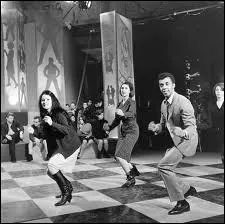  C'est une danse au rythme merveilleux  danser seul  quatre ou bien  deux  : Qui nous donnait cette  leon de twist  ?