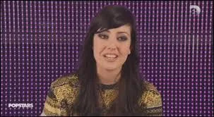 Comment s'appelle cette personne ? (elle fait partie du groupe The Mess)