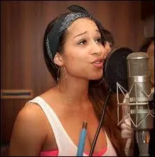 Comment s'appelle cette personne ? (elle fait partie du groupe The Mess)