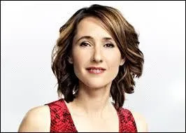 Comment s'appelle cette personne ? (elle fait partie du jury)