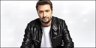 Comment s'appelle cette personne ? (il fait partie du jury)