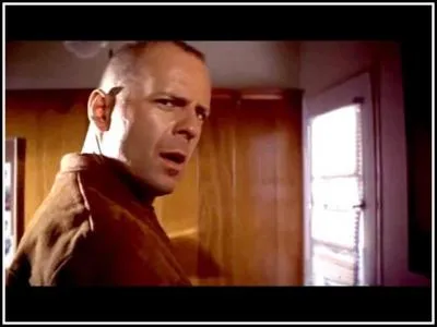 Comme Fabienne a oubli d'emporter la montre en or, Butch est oblig de revenir  son appartement... Que se passe-t-il  ce moment-l ?