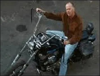 A qui appartenait la moto que Butch  emprunte  pour aller rechercher Fabienne au motel ?