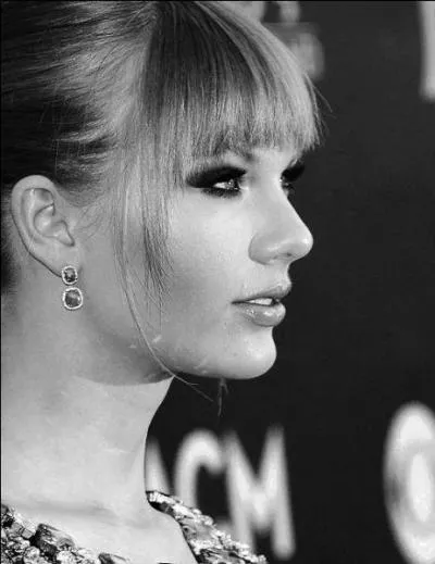 Taylor a une couleur d'yeux trs rare; laquelle ?