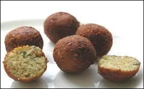 De quoi sont composes ces boulettes frites appeles  falafels  au Moyen Orient ?