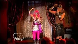 Pour qui se fait passer Ally lors de sa premire chanson devant un public en duo avec Austin ?