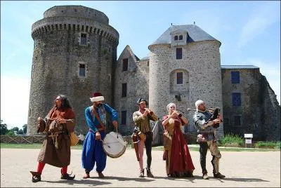 Quelle est cette forteresse m�di�vale du quatorzi�me, qui fut dot�e d'un donjon de 28 m�tres, o� des animations journali�res en juillet-ao�t vous permettent de remonter le temps ?