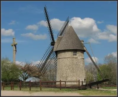 Combien de moulins existaient autrefois au mont des Alouettes aux Herbiers, d'o� vous aurez une vue superbe sur le bocage vend�en ?