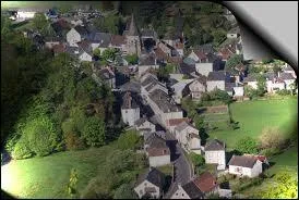 Voici la commune de Champs-sur-Tarentaine-Marchal (Cantal) vue du ciel. Elle se situe dans la rgion ...