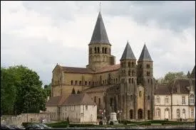 Je vais vous faire visiter la ville de Paray-le-Monial (rgion Bourgogne). Elle se situe dans le dpartement ...