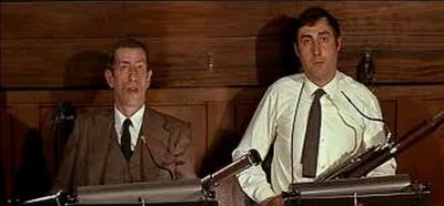 De quel instrument jouent Guy Grosso et Jean Droze, les musiciens bavards que Louis de Funs reprend vertement ?