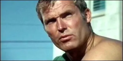 Dans quelle série aperçoit-on le personnage principal Moss Andrews, capitaine d'un bateau, qu'il met au service de touristes le long de la Grande Barrière de Corail ?