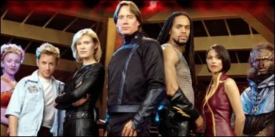 Comment s'appelle l'acteur qui interprète le rôle du Capitaine Dylan Hunt dans la série "Andromeda" ?