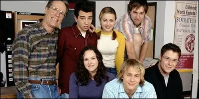 Quelle série a pour titre original "Undeclared", mettant en scène six adolescents qui font leur première rentrée à l'Université ?