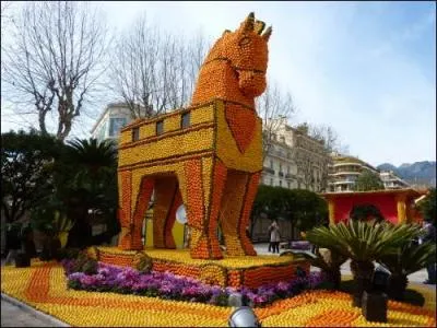 D'aprs la lgende qui construisit le fameux cheval de Troie ?