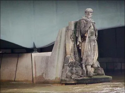 Le pont de l'Alma  Paris est clbre pour sa statue de zouave,  l'origine, il y avait trois autres statues, o peut-on voir de nos jours celle du grenadier ?