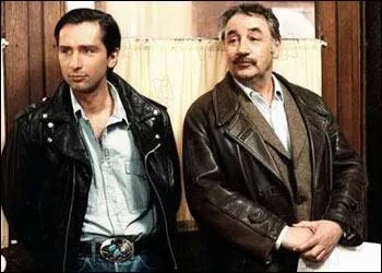 Un ripou est un policier corrompu. Lorsqu'ils sont plusieurs on dit que c'est une bande de :