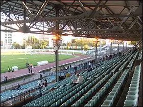 Mon stade aussi s'appelle le Stade Yves-du-Manoir. En Top 14 depuis 2009, j'ai fini la saison 2012/2013  la 6e place, juste devant l'USA Perpignan. Mes joueurs portent un maillot ray blanc et bleu ciel  domicile. Je suis ...