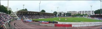 Avec 20000 places, mon Stade Jean-Bouin est le stade qui peut accueillir le plus de spectateurs de tout le championnat de France. Avec 13 titres de champion de France, je constitue le deuxime palmars franais  6 longueurs du Stade toulousain. Ma ville accueille le champion de France de handball en titre. Je suis ...