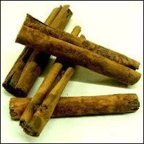 De quel arbre provient l'épice nommée aussi "casse" ?