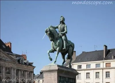 Classe ville d'art et d'histoire, la  cit johannique , traverse par la Loire, a vu, en 1108, le sacre de Louis VI dans sa cathdrale. Assige par les Anglais pendant la Guerre de Cent Ans, elle fut libre par Jeanne d'Arc et son arme. C'est :
