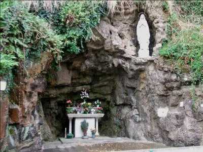 Terminons notre premier priple dans la  cit mariale . Aprs le Vatican et Guadalupe, elle est le troisime lieu de plerinage catholique. Les plerins se recueillent devant la grotte de Massabielle o, en 1858, Bernadette Soubirous dit avoir vu une Dame Blanche, identifie comme tant la Vierge Marie. C'est :