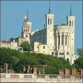 En 27 avant J. C. , Lugdunum, situe au confluent du Rhne et de la Sane, devient la  capitale des Gaules . Domine par trois collines dont Fourvire,  la colline qui prie  et la Croix Rousse,  la colline qui travaille  ( lieu de rsidence et de travail des canuts) , elle est surnomme la  cit des gones . C'est :