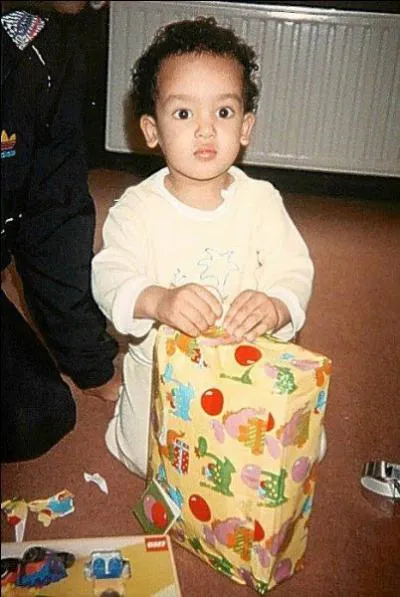 Qui tait ce joueur de foot enfant ?