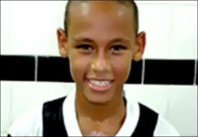 Qui tait ce joueur de foot enfant ?