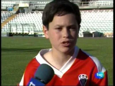 Qui tait ce joueur de foot enfant ?