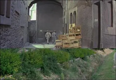 Bourvil, aid de son cousin Martial, gendarme, tend une embuscade aux quipiers de De Funs et de Venantino Venantini. Comment s'appelle la rue dans laquelle il les envoie ?