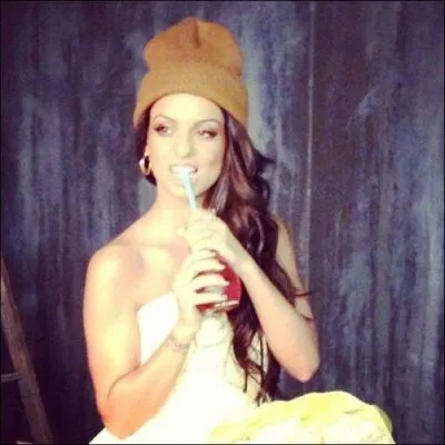 Quel ge avait-elle quand ses parents et elle ont dmnag en France ?