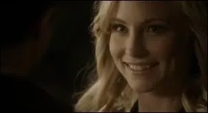 Par qui Caroline se fait-elle mordre ?