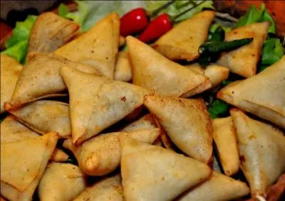 Comment se nomment les beignets  pte fine, triangulaires et garnis ?