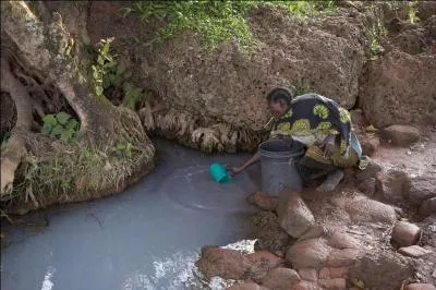 L'eau insalubre que nous pouvons retrouver dans certaines rgions d'Afrique et d'autres continents peut provoquer diverses maladies infectieuses. Quel est l'intrus ?
