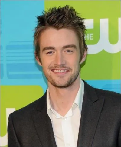 Qui est jou par Robert Buckley ?