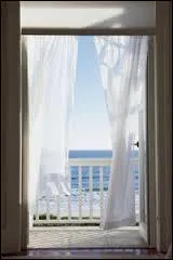 Sans difficults,  condition de ranger ses papiers auparavant, il est bienvenu de faire dans la maison ce qu'on nomme des courants d'air ! Pour ce faire, il faut... ?