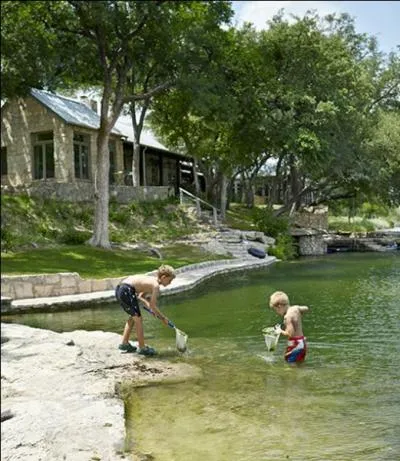 Sans tre contraint de manger le produit de sa pche, sans mme  emm... er  les animaux des ruisseaux qui mritent aussi d'tre en vacances, un plaisir du plein t est de patauger dans les rus et les rivires dont l'eau vive est frache... un ru se dit aussi... ?