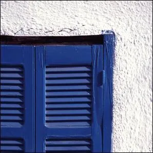 Pour tre heureux, vivons cachs, dit-on ! En pleine chaleur l'ide est  suivre, et les volets ferms, qui mettent la maison  l'abri de la canicule, sont un atout. Qui chantait  Fermons la fentre et laissons les volets clos...   ?