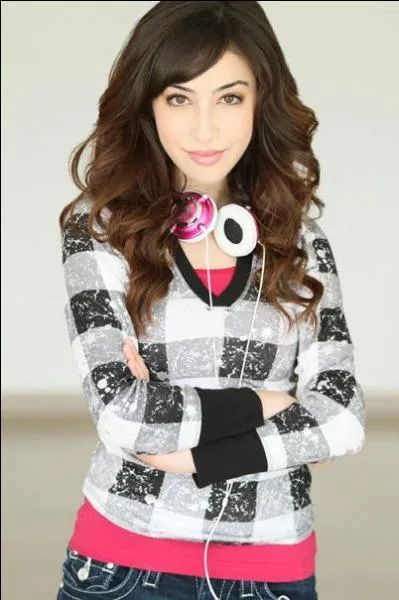 Comment s'appelle cette actrice qui joue Dina dans  Shake It Up  ?