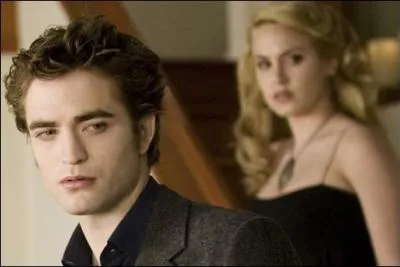 Qui dit  Edward qu'Alice a vu Bella morte ?